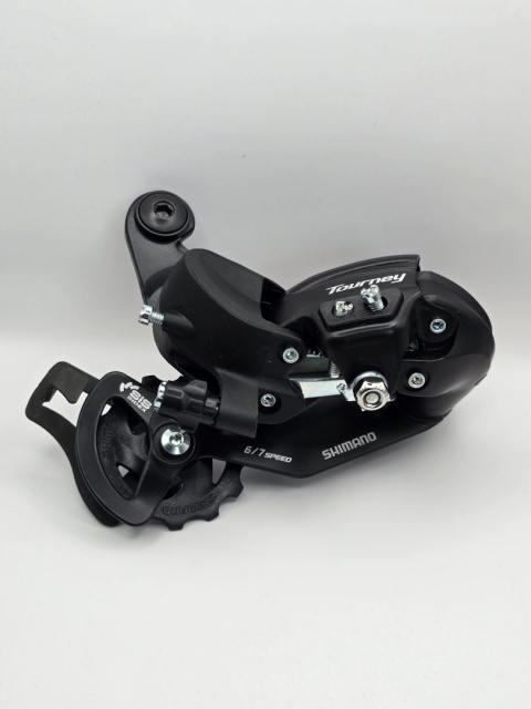 Przerzutka tylna Shimano Tourney czarna 30x10x10cm. Przerzutka tylna Shimano Tourney czarna 30x10x10cm.