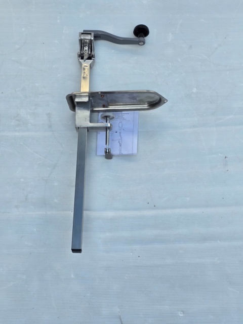 Ręczny otwieracz do puszek Zacisk komercyjny Heavy Duty do 30cm. Ręczny otwieracz do puszek Zacisk komercyjny Heavy Duty do 30cm.