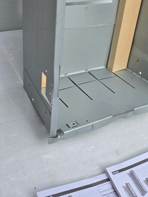Schneider Resi9 Taca montażowa podtynkowa 1x13 modułów wysokość 855 mm Schneider Resi9 Taca montażowa podtynkowa 1x13 modułów wysokość 855 mm