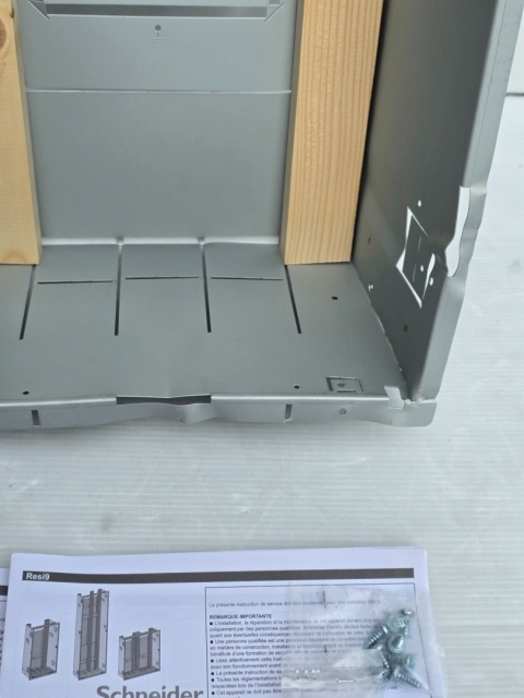 Schneider Resi9 Taca montażowa podtynkowa 1x13 modułów wysokość 855 mm Schneider Resi9 Taca montażowa podtynkowa 1x13 modułów wysokość 855 mm