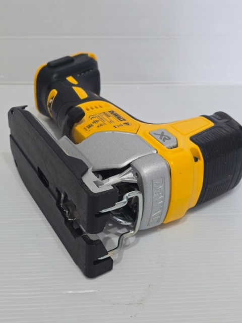 Zestaw Dewalt DCS335N Wyrzynarka Akumulatorowa 18V 135mm ładowarka+aku Zestaw Dewalt DCS335N Wyrzynarka Akumulatorowa 18V 135mm ładowarka+aku