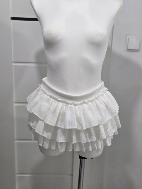 Biała elegancka mini spódniczka z falbanami Rozmiar M