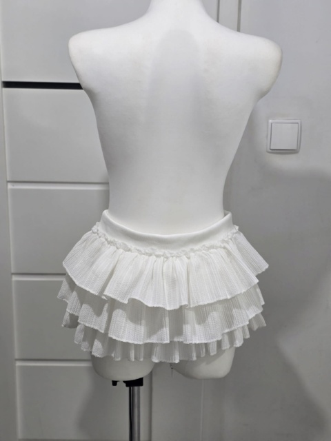 Biała elegancka mini spódniczka z falbanami Rozmiar M