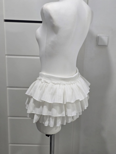 Biała elegancka mini spódniczka z falbanami Rozmiar M
