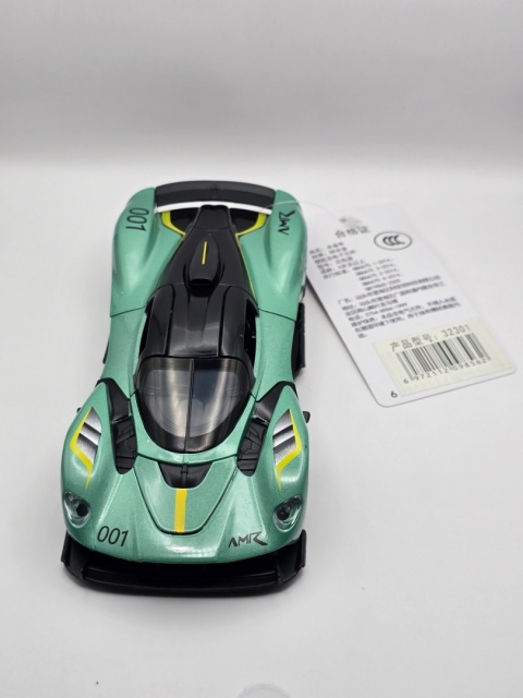 Model samochodu 1:32 Aston Martin Dźwięk i światła Zabawka dla dzieci