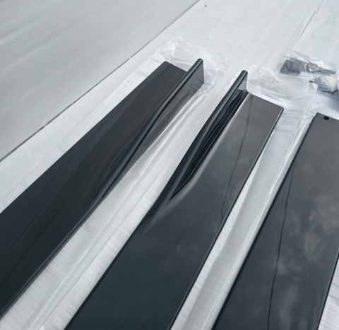 Splitter zderzaka przód uniwersalny BODY KIT czarny połysk